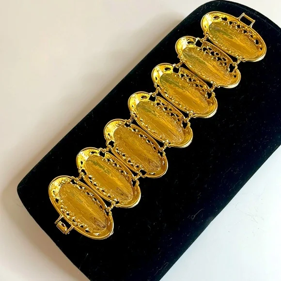 Vintage Red Lucite Panel Bracelet and Matching Clip Earrings Jewelry Set - Picture 4 of 10